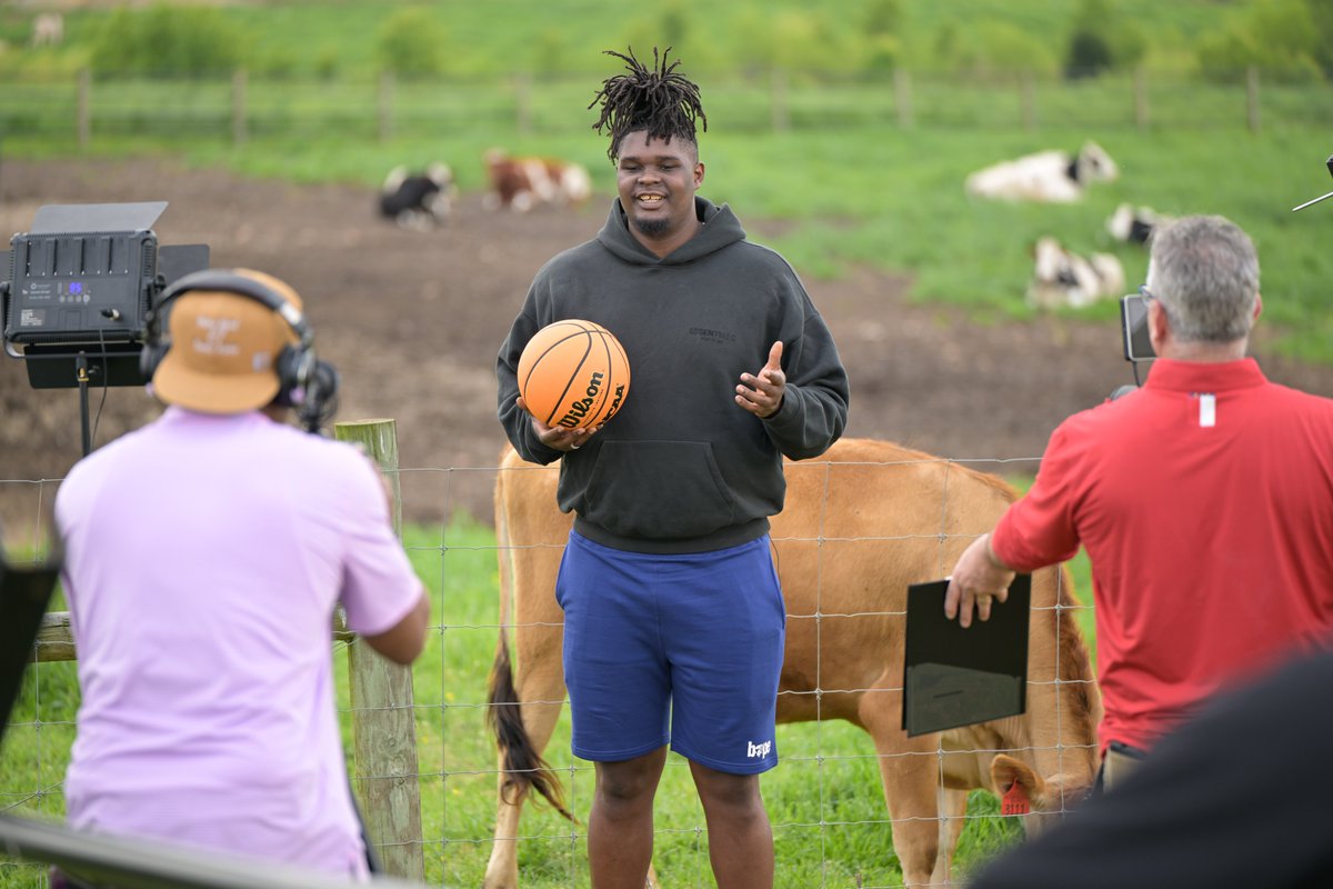 The legen-dairy @NCState Forward DJ Burns visited the Howling Cow Dairy Education Center and Creamery this week! 🥛🏀 The creamery is part of NC State‘s Dairy Enterprise System—an initiative that is working to grow the N.C. dairy industry. Learn more: ncst.at/aNE050Rf8JA