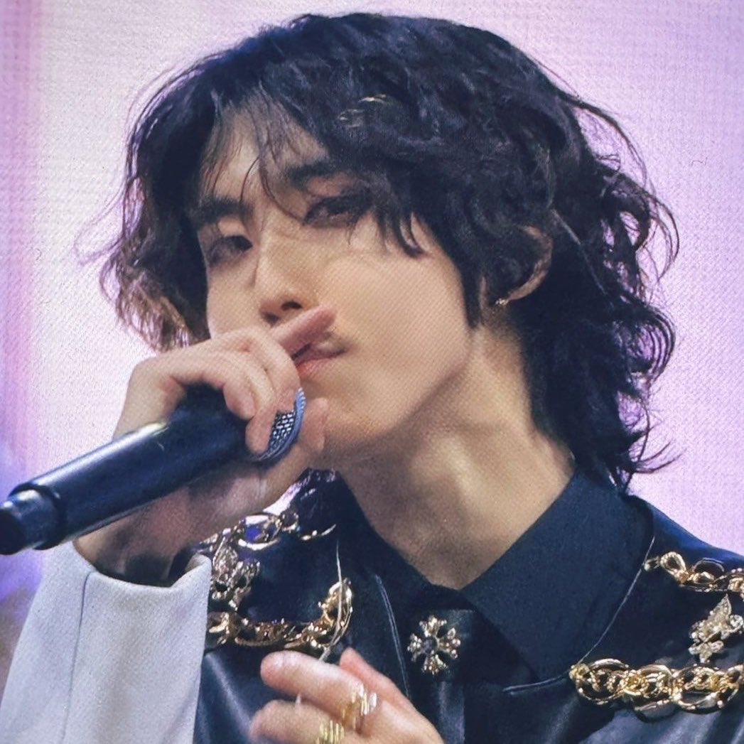 please hide ALL the scissors in the world!! hankook with long hair are like angels🤍