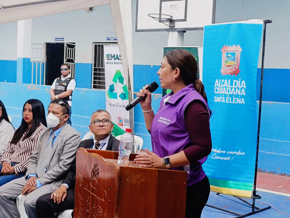 DPS_LosRios's tweet photo. En su intervención, Marjorie Sánchez, directora del Distrito de Salud, resaltó la participación activa de padres de familia y personal docente para la organización de mingas antes de la intervención de las brigadas: "Cuidar la salud de nuestros niños es responsabilidad de todos". https://t.co/mEeMbjZA2c