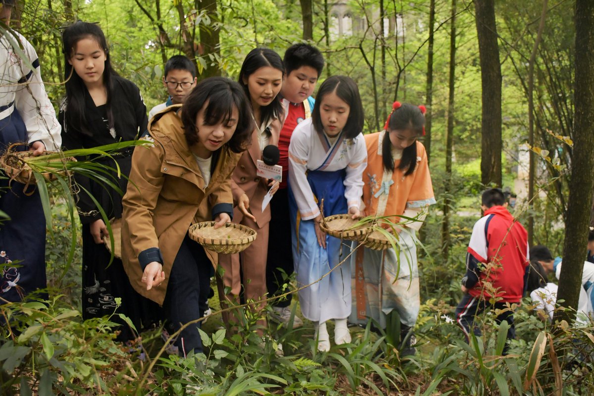 Chinese medicine experts teach children about Chinese herbal medicine.