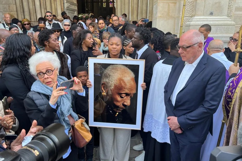 ⚫'L'écrivain est restée, mais la mère, elle est partie.' Les funérailles de Maryse Condé se sont déroulées ce vendredi 12 avril à l'église de Saint-Germain-des-Prés à Paris, en présence de ses proches, des personnalités antillaises et d'anonymes. 📱la1ere.francetvinfo.fr/funerailles-de…