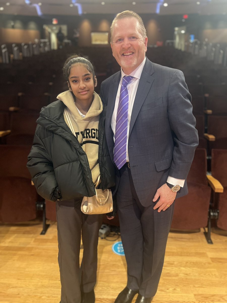 A big thanks to @whoisjwright, President - @Commanders, and Jim Van Stone, President - @MSE, for being so gracious to my mentee Naeemah at last night's Sports Career Summit. Her father and I thought it would be a good experience for her to attend a college event. She loved the