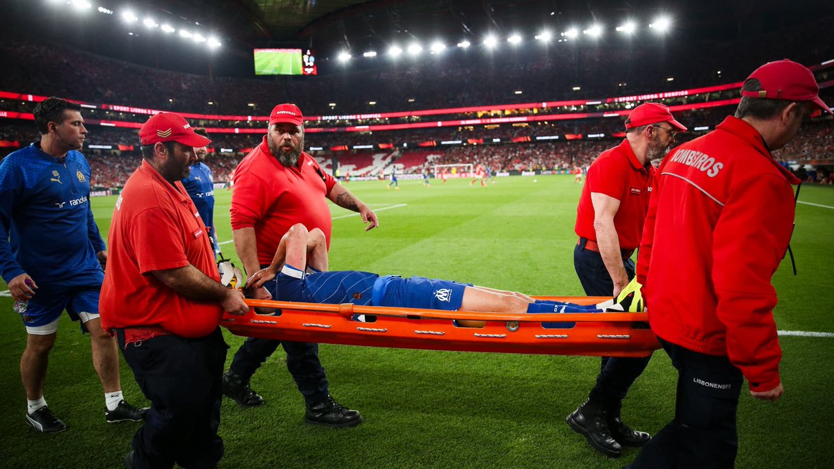 𝗡𝗢𝗨𝗩𝗘𝗔𝗨 𝗖𝗢𝗨𝗣 𝗗𝗨𝗥 𝗣𝗢𝗨𝗥 𝗟’𝗢𝗠 🤕 Sorti sur blessure en Europa League contre Benfica hier, Quentin Merlin souffre d’une grosse entorse de la cheville et sera absent 2 à 3 semaines. ❌ 🗞️ @lequipe