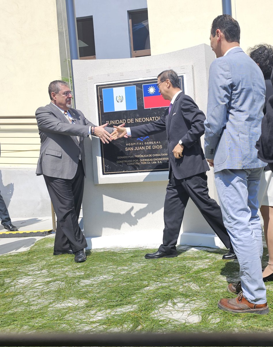 Desvelación de placa de la Unidad de Neonatologia en el @HospigenGT, participan presidente @BArevalodeLeon y embajador de @TW__Guatemala, Miguel Li Tsao.