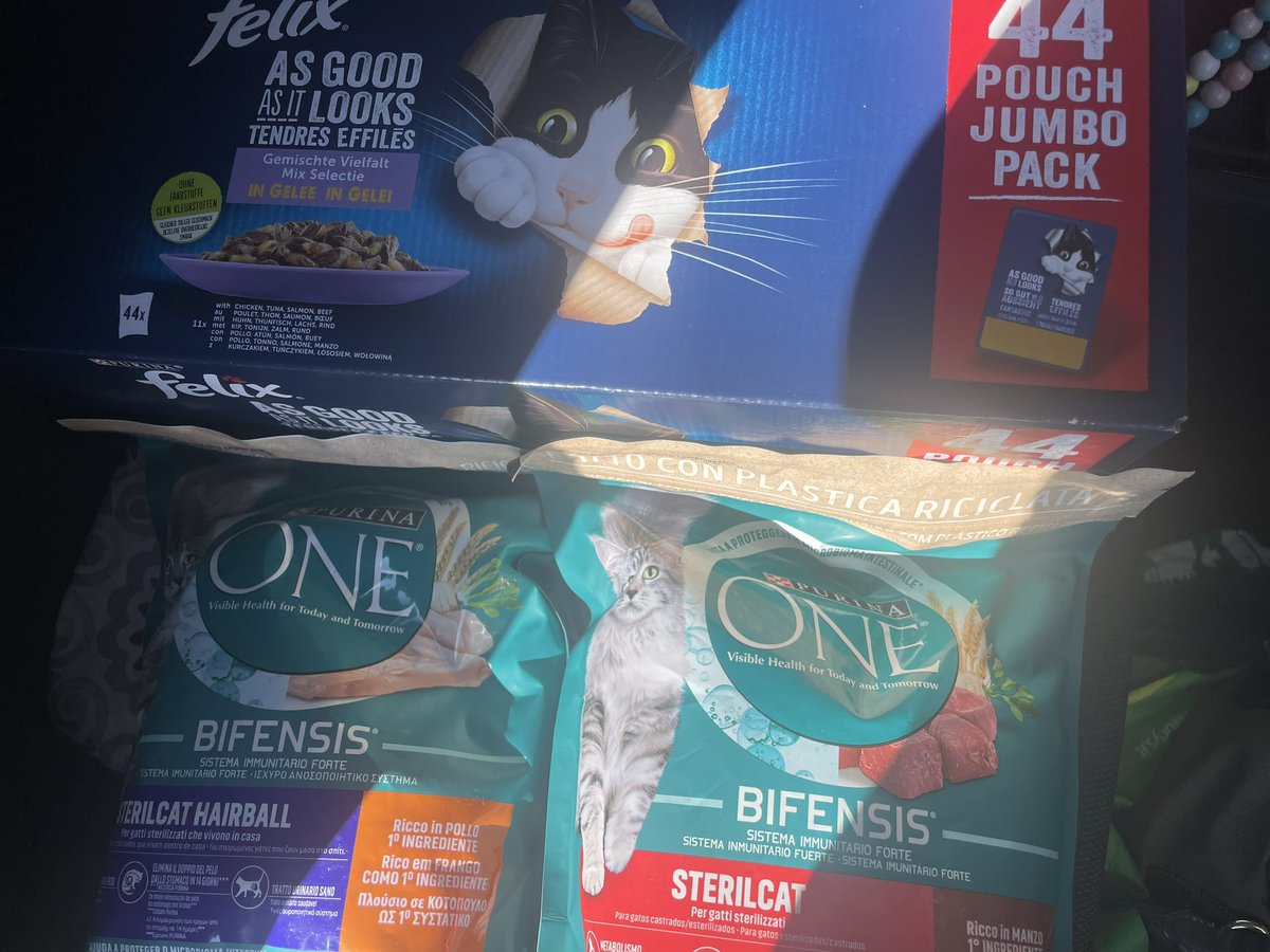 Oggi spesa per i gatti..grazie per la totale mancanza di attenzione al cliente <a href="/AmazonIT/">Amazon.it</a> che ieri è passato in un orario in cui sanno che non sono in casa e pur avendoli pregati di ripassare oggi entro le 15:30 perché ero senza cibo se ne sono fregati..complimenti vivissimi!