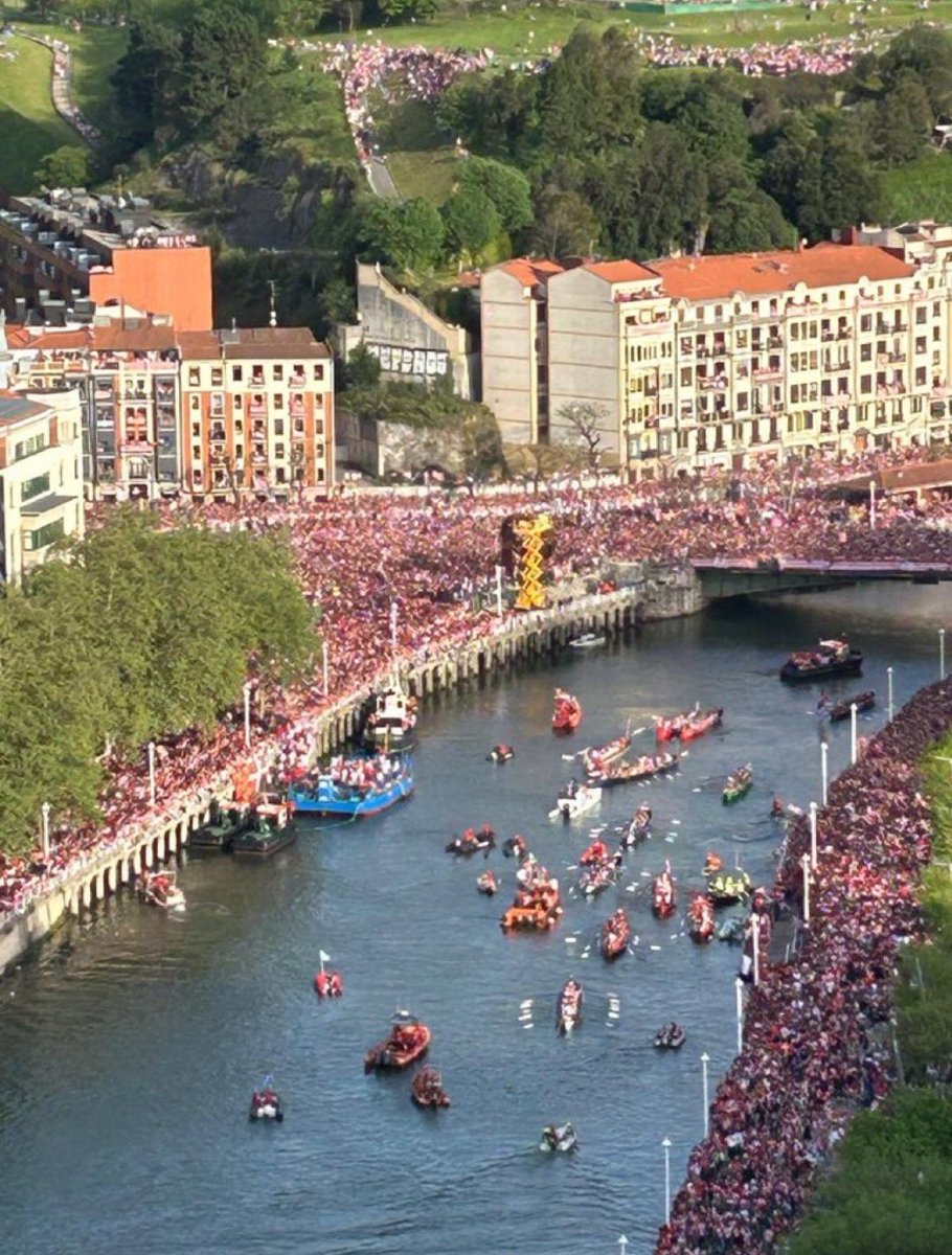 Esto es totalmente incomparable, no podéis recrear una foto así por lo menos de ningún equipo de Europa. El athletic es esto, LOS MEJORES DEL MUNDO.