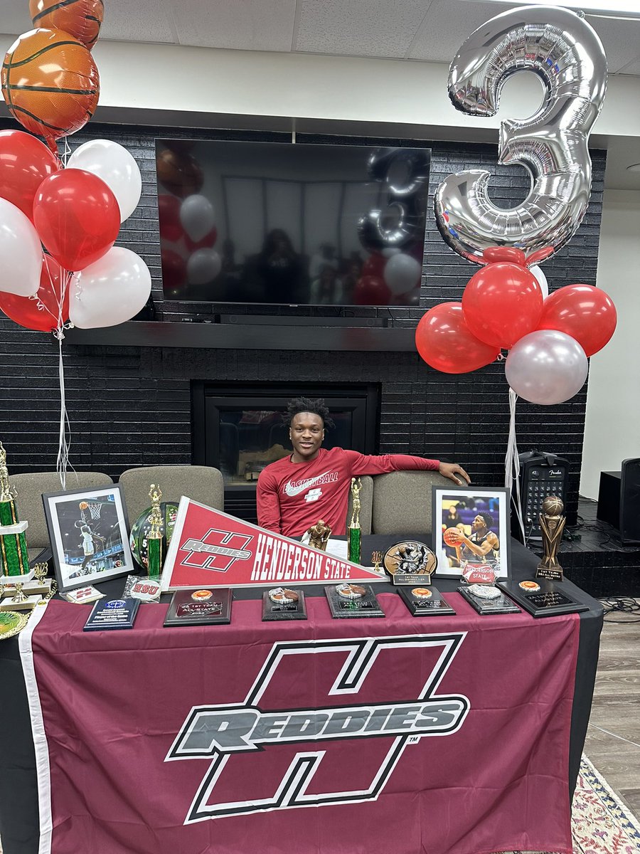 d1rondae's tweet photo. Yesterday was a real special day for me! I always dreamed of playing at the collegiate level! All thanks to the man above🙏🏾🙏🏾 https://t.co/z75Nvidnxu