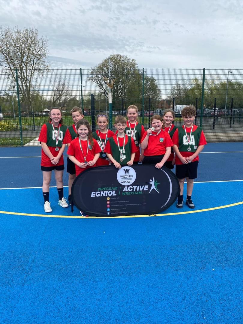 Congratulations to our netball team who competed in the Wrexham County tournament and came 2nd out of 10 schools winning silver medals. We are so proud of them as we were the smallest school there and to do aswell as they did is phenomenal! @NetballWales @wrexham @ActiveWrexham