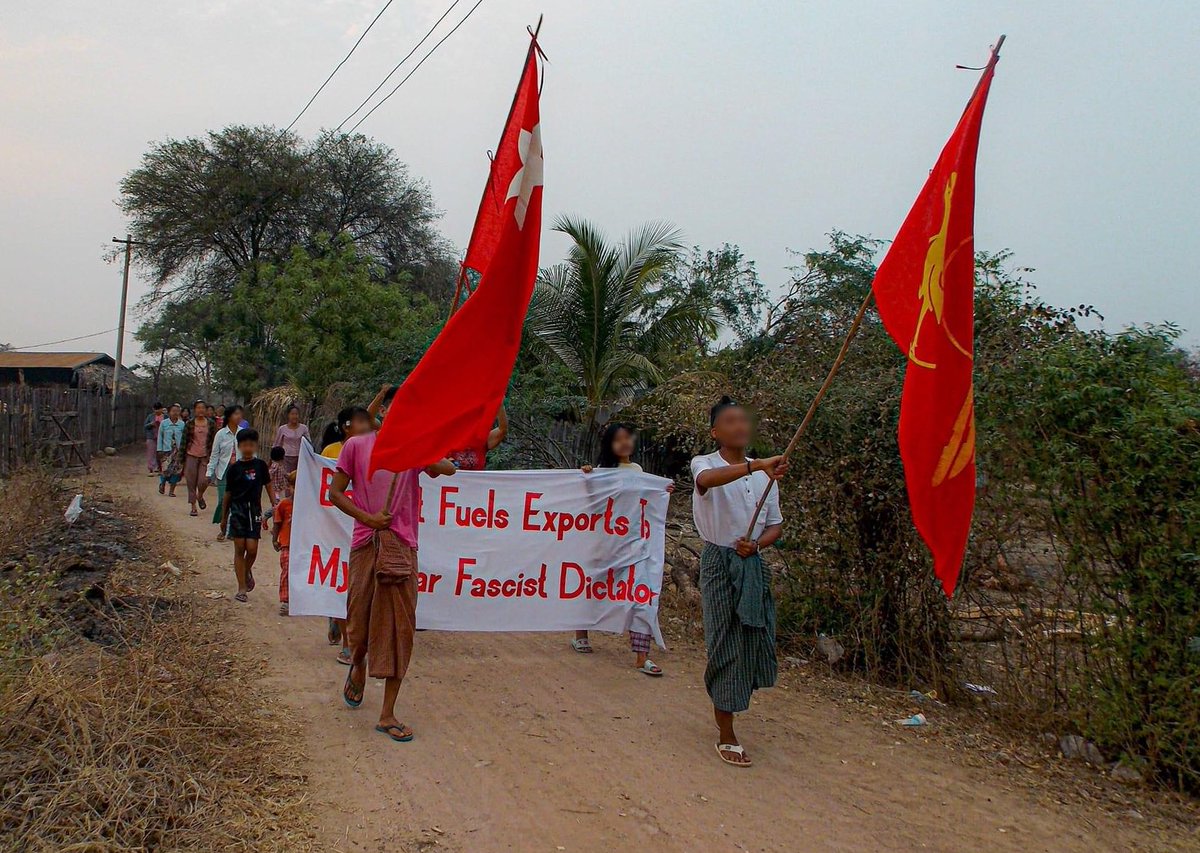 Lat-Pat-Daung Mountain People Strike Committee and residents from #Salingyi Twp, #Sagaing Region, rallied & staged an evening strike to overthrow the #MilitaryDictatorship on Apr12.
 
#AgainstConscriptionLaw            
#2024Apr12Coup    #WhatsHappeningInMyanmar