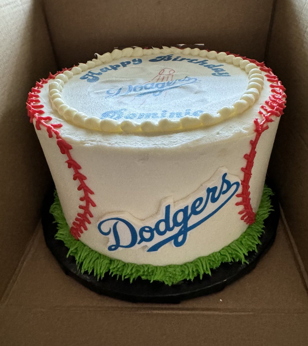 Lesson learned, be sure the icing is completely smooth before adding an edible image to a cake 🤦🏻‍♀️ Dominic requested a funfetti cake with vanilla filling & cream cheese frosting, he also loves the Dodgers. I hope he adores his cake 🎂🧢⚾️#ForGoodnessCakes #FosterYouth