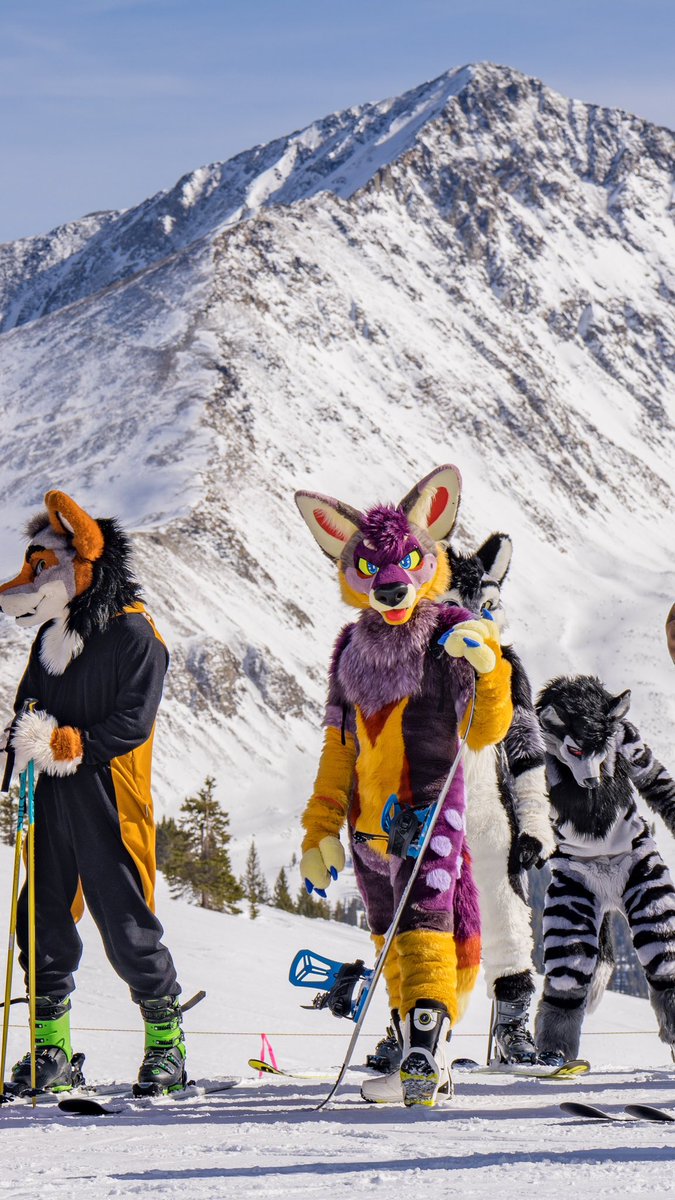 Still time for a few laps before the season’s over 🏂🏂🏂 #FursuitFriday 📸: @KooperShiba