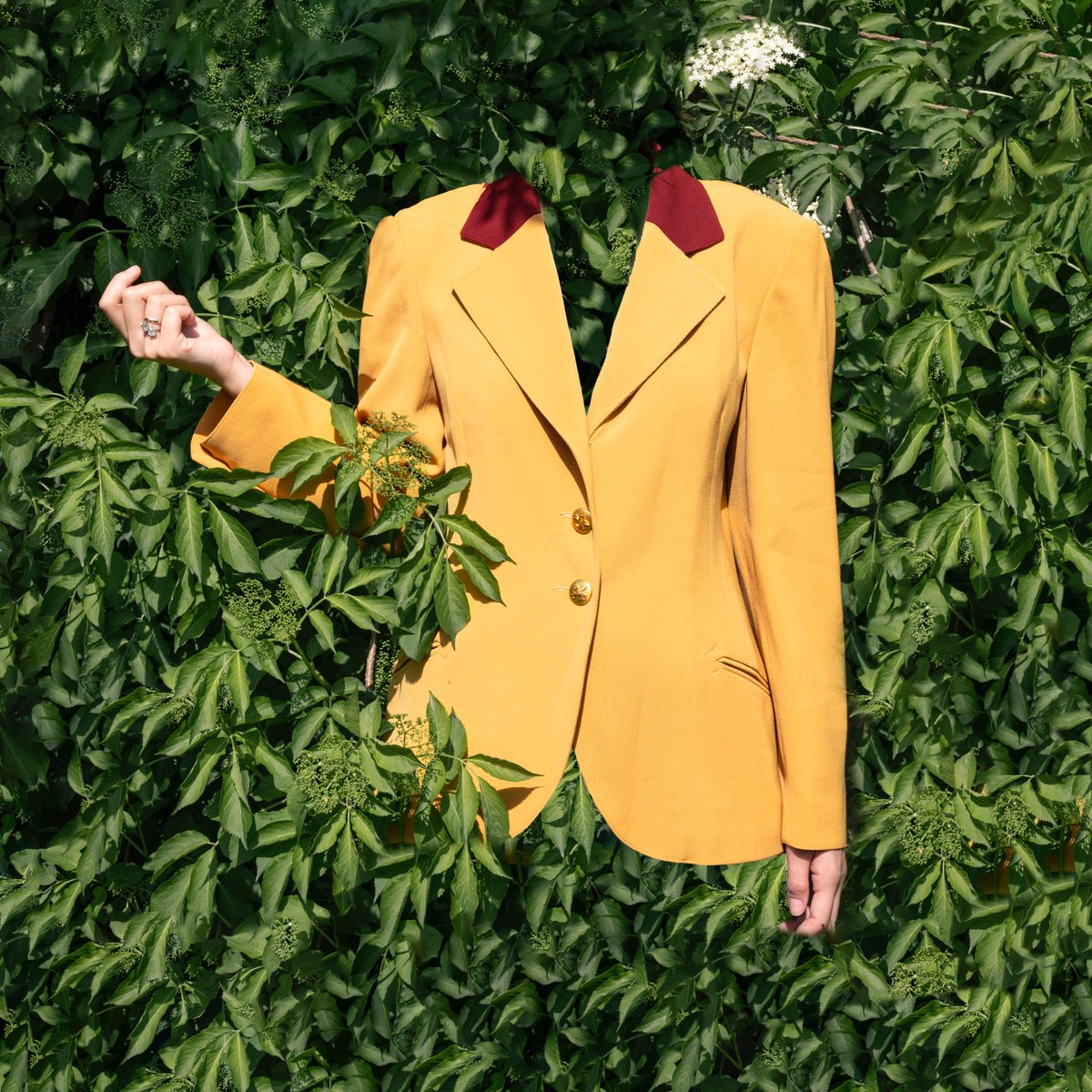 Friday afternoons outside the Her-Age studio 🍃 vintage Hermès blazer after the ‘90s. Discover our spring drop and immerse yourself in refined sophistication . . . #hermès #luxuryvintage #timelessdesign