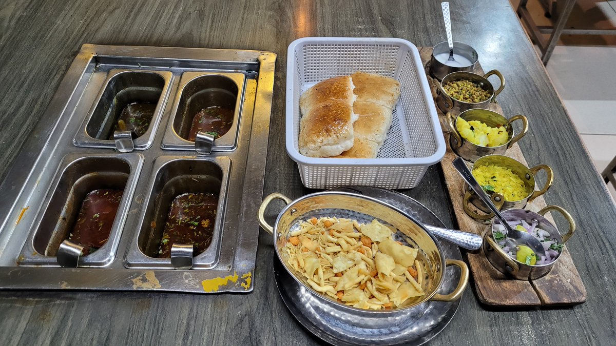 When in Pune, eat what Punekars eat 🤤 Whenever I'm in any city, I try to ensure my first meal is something local, and being a fan of Missal Pav, I had to have it! #Socialmaharaj #Foodie #FoodBlogger