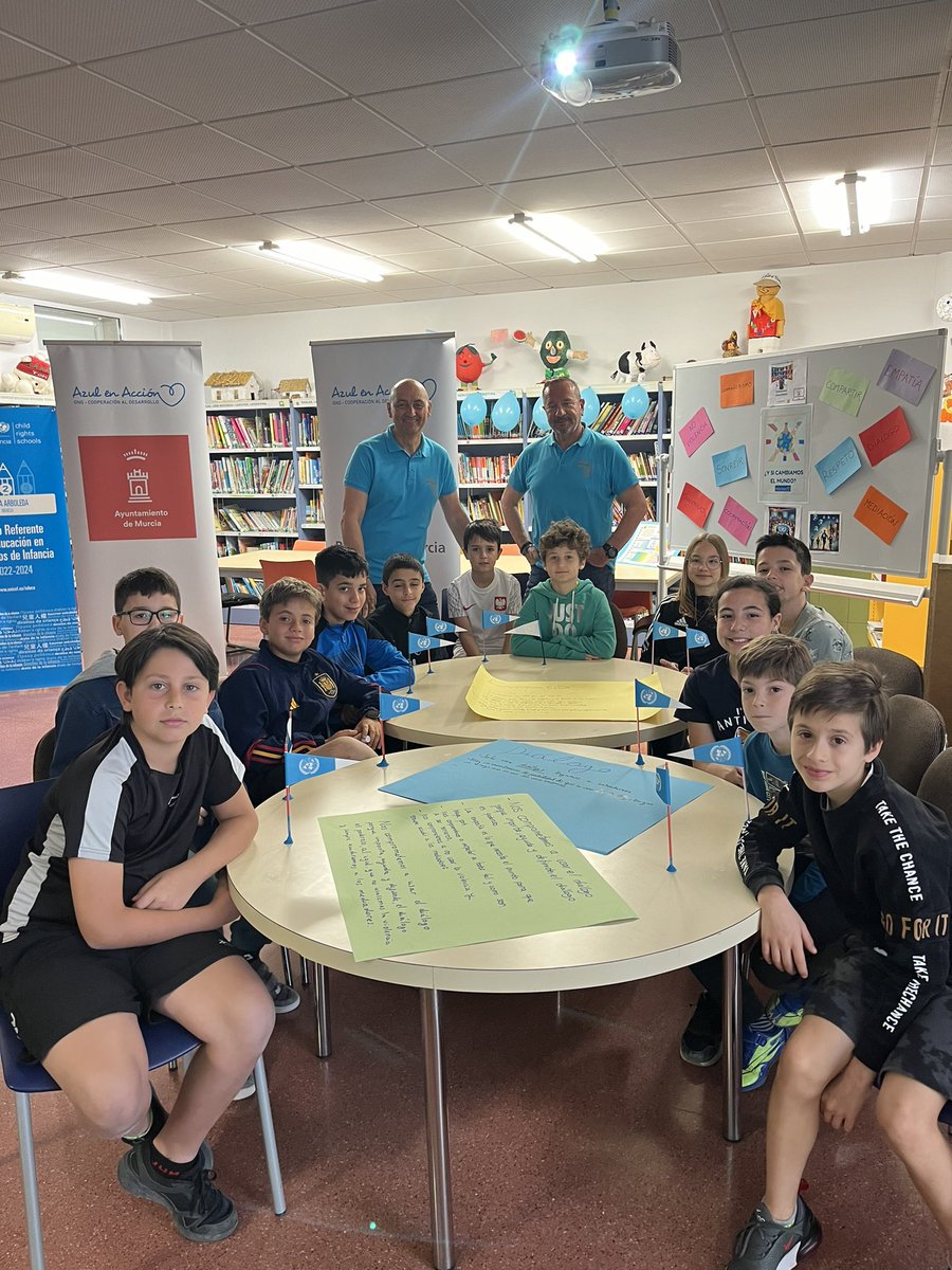 Hoy en el " TALLER ONU" del Proyecto " #SonriendoconAfrica los delegados han hablado sobre cómo cambiar el mundo y crear paz. Acompañados del DG de Acción Exterior y cooperación D. Juan José Almela, el Pte de <a href="/AzulenAccion/">Azul en Acción</a>  D. Jesús Franco y D. Paco León 
#conmilcolores
@educa_rm