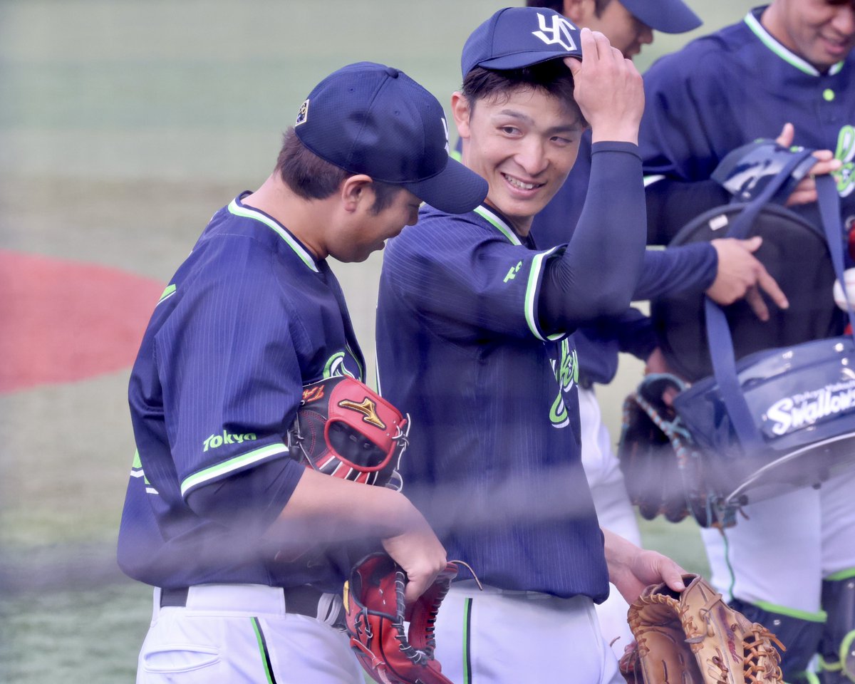 ベンチに向かいながらお話中の拓己くんと丈
2024/4/12 横浜スタジアム

#swallows #北村拓己 #宮本丈