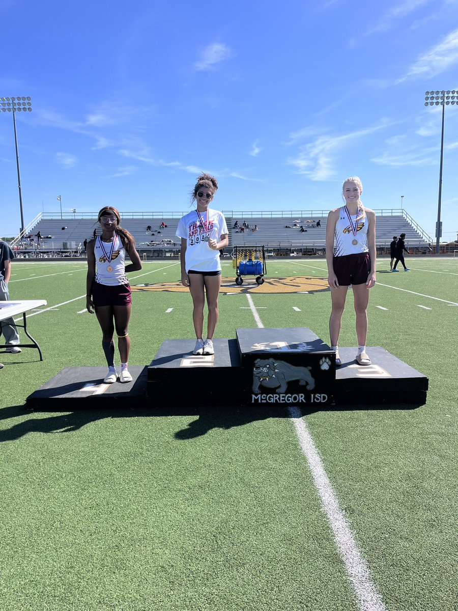 Long Jump Emma Porter: 2nd Place 🥈 Congratulations to Emma on advancing to the Regional Meet! 🐆