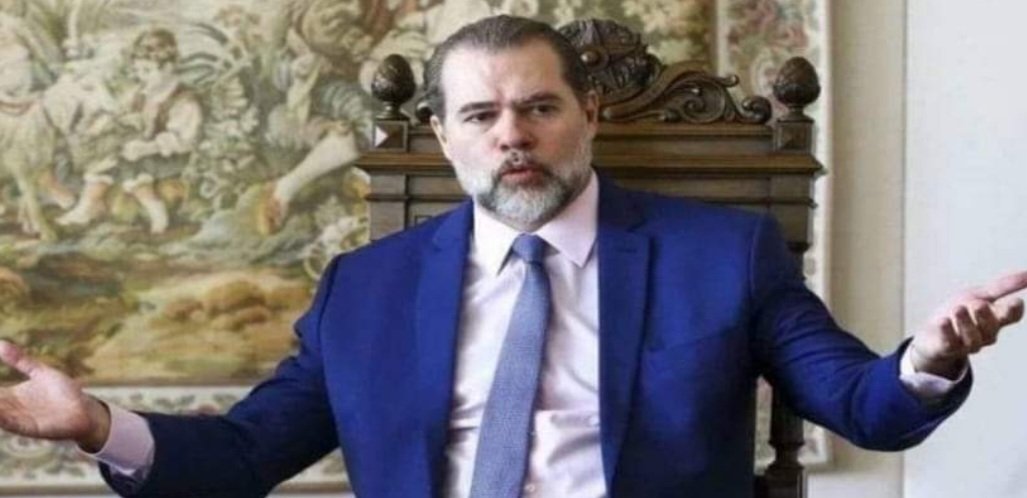 GenPauloChagas's tweet photo. "SEMIPRESIDENCIALISMO COM CONTROLE DO STF"! 

O ministro do Supremo Tribunal Federal (STF) Dias Toffoli falou sobre sistemas políticos nesta terça-feira, 16 [de novembro de 2021], e analisou o Brasil. “Nós já temos um semipresidencialismo com um controle de PODER MODERADOR que hoje é EXERCIDO PELO STF”, disse, durante o 9º Fórum Jurídico de Lisboa, em Portugal. “Basta verificar todo esse período da pandemia”, acrescentou o juiz. 

Segundo Toffoli, a atuação do STF, ao lado do Congresso Nacional, foi fundamental para atenuar os impactos do novo coronavírus no país. “Governar não é fácil no Brasil”, observou Toffoli. “O sistema presidencial tem muita força, mas o parlamento é a centralidade, na medida em que, é no parlamento que se formam os consensos das elites regionais, sendo a Justiça sua fiadora.” 

(As informações são da Revista Oeste) 

COMENTÁRIO: 

O Poder Moderador, conforme estabelecido na Constituição do Império, era uma "instância interventora" exercida pelo Imperador. Tinha como objetivo manter o equilíbrio e atuar como árbitro entre os três poderes tradicionais: Executivo, Legislativo e Judiciário. 

Esse sistema foi abolido pela República e nunca mais incorporado em nenhum texto legal. 

Atualmente, ainda existe quem julgue necessária a existência de um  Poder Moderador como parecia ser a opinião de Sua Excelência o Ministro Dias Toffoli, até pouco mais de 2 anos atrás. 

Será que pós quase 135 anos de experiência republicana (mesmo que péssima!) o Brasil está a necessitar de "tutores"? 

A julgar pelo inédito e exacerbado protagonismo, parece que os senhores Ministros do STF pensam que SIM!