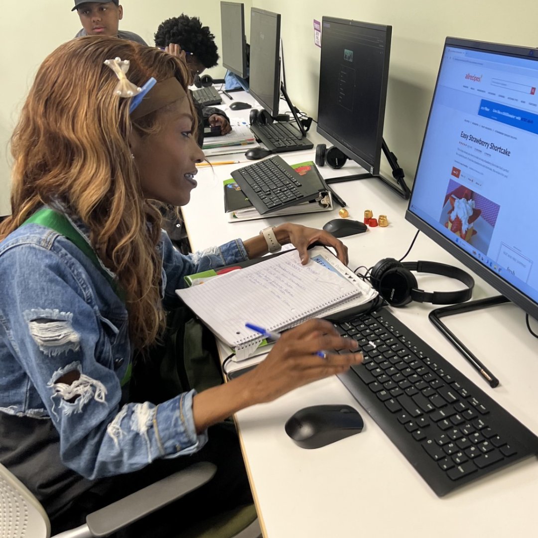 Exploring new possibilities in our technology lab! 🖥️ Trainees have access to resources for everything from resume writing to recipe planning. It's all about providing the tools they need to succeed. #TechForGood #YouthEmpowerment #FutureChefs