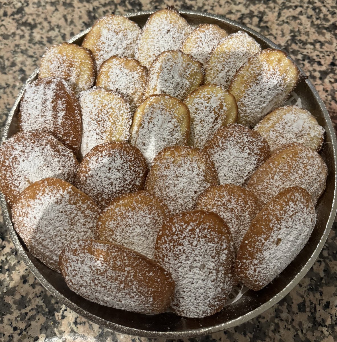 AlghaithiRabab's tweet photo. هذا العيد شاركت عائلتي الحبيبه هذا المادلين بنكهة الليمون🍀🍋
#baking #madeline https://t.co/AnyCnqKgLw