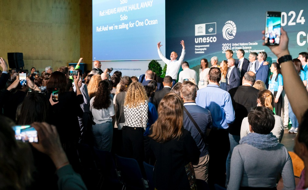 Impressive moment at #OceanDecade24: @HaakonVatle, Leader of the #OneOceanExpedition that sailed around the world for #OceanScience and education, introduces a surprise element by inviting everyone present to jointly sing a traditional shanty, amended to honor the @UNOceanDecade.