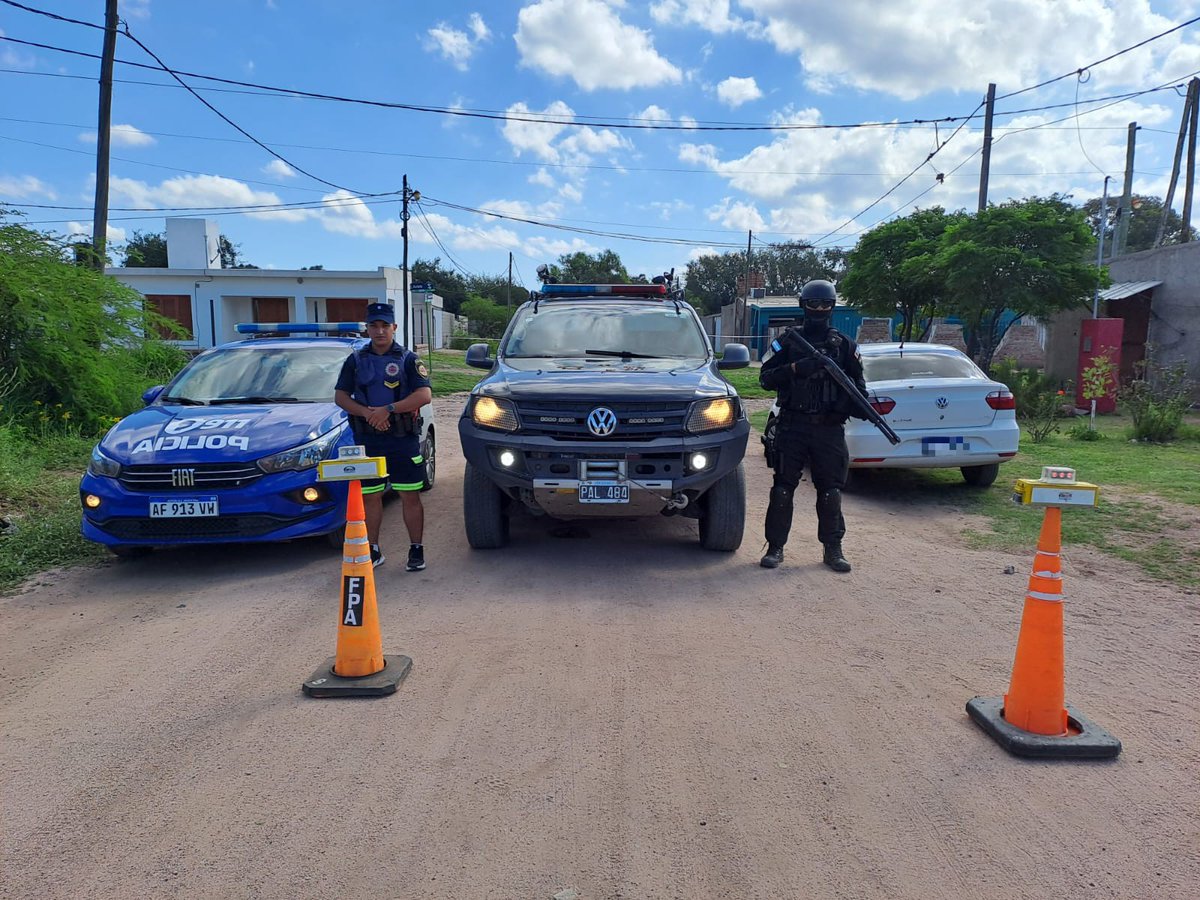 FPAcba's tweet photo. 📍#Pilar| 🧑🏽‍✈️ #ControlDePersona | @PoliciaCbaOf controló a un sujeto mayor de edad quien se trasladaba en calle 9 de Julio (Pilar). Entre sus pertenencias se hallaron varias dosis de cocaína y marihuana. Automáticamente, se solicitó la colaboración de personal de la #FPA 🦅. https://t.co/dH07jVMAPn