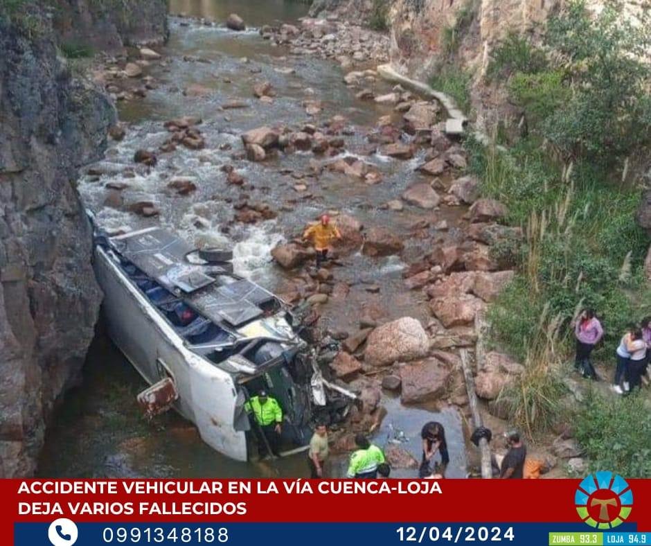 #URGENTE
Cuatro #fallecidos y 15 heridos deja hasta el momento el accidente de un bus con logos de la Universidad #UTPL, el cual cayó al río San Felipe en #Oña límite con la provincia de #Loja.
Los heridos fueron trasladados al centro de salud de Oña en Saraguro.