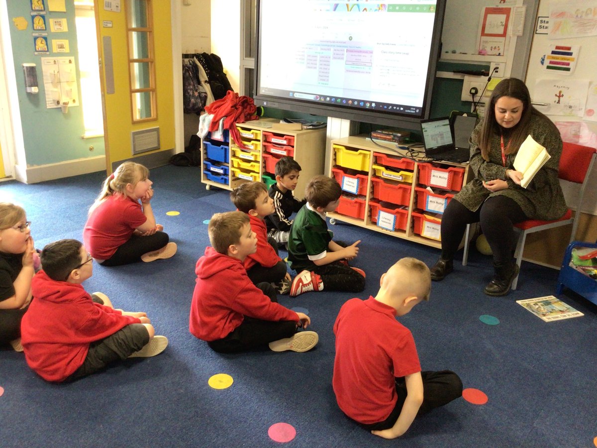 Dosbarth Aderyn enjoyed listening to stories with Miss Garcia and pupils from Dosbarth Awyr in our story swap afternoon. #YBTLLC #readingbuddies #readingforpleasure