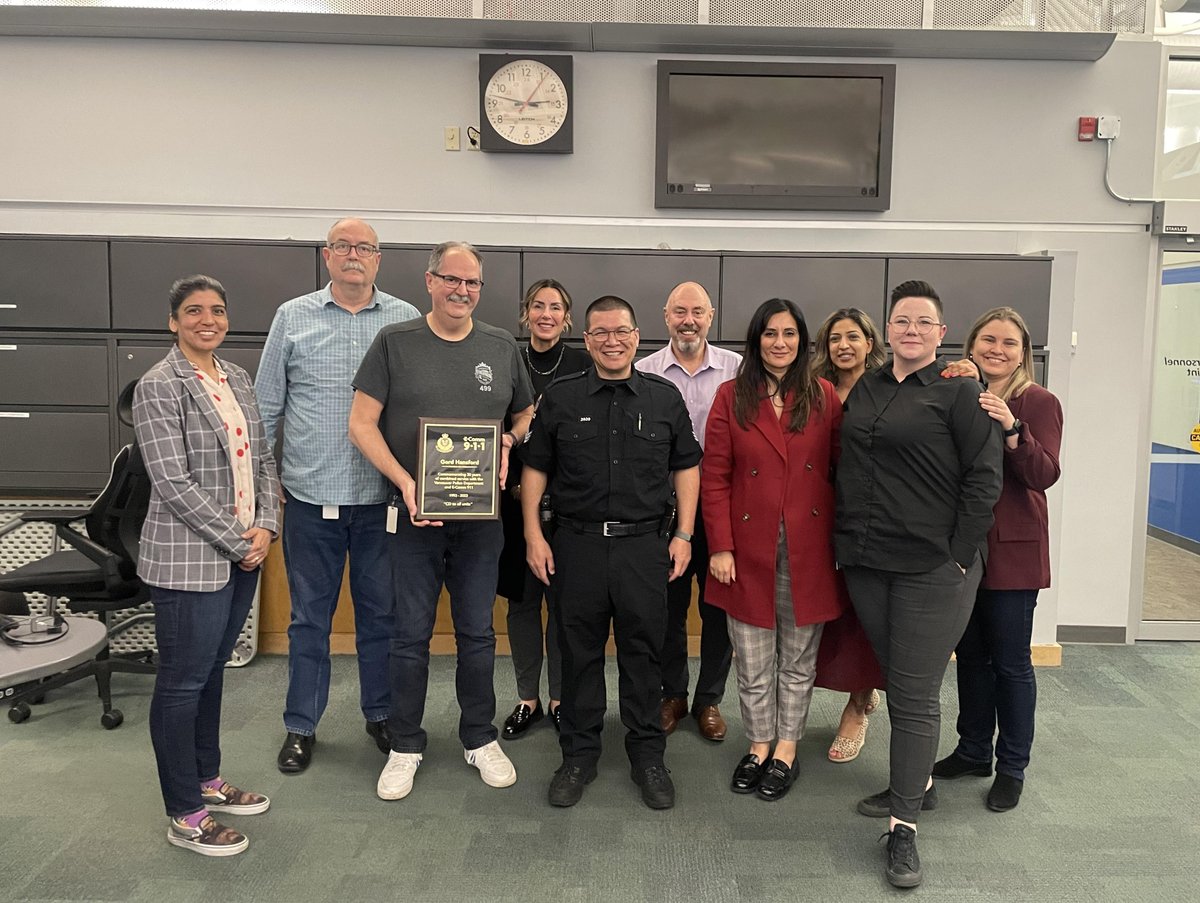 Central Dispatcher Gord Hansford was recently honored with a commemorative plaque in recognition of his remarkable 30-year journey with both @VancouverPD and E-Comm 9-1-1. Thank you, Gord, for your unwavering commitment and service! #911BC