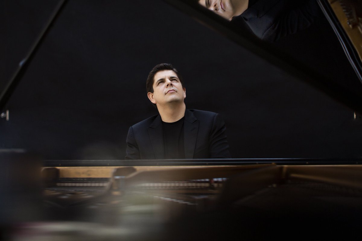 .@perianespiano performs #Mozart and Beethoven’s Piano Concerti today with @orquestagranada at Auditorio Manuel de Falla in Granada. #piano #classicalmusic Read more about his appearances in April and May: ow.ly/1B7s50ReW9a