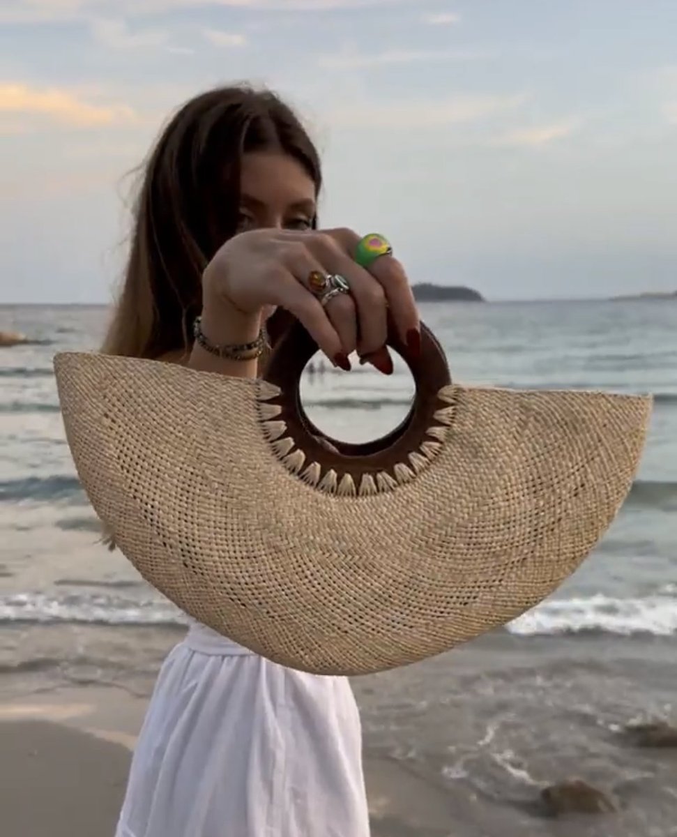 BOHOPHYY's tweet photo. Multipurpose, stylish Cabo handbag can hold everything from snacks to hand fans. And they can go from the beach to the club

#strawhandbags
#strawbeachbag
#giftbags
#beachbags
#weddingfavorideas
#welcomegifts
#abanico
#abanicos
#abanicospersonalizados
#strawbag https://t.co/vdgi3r4FFG