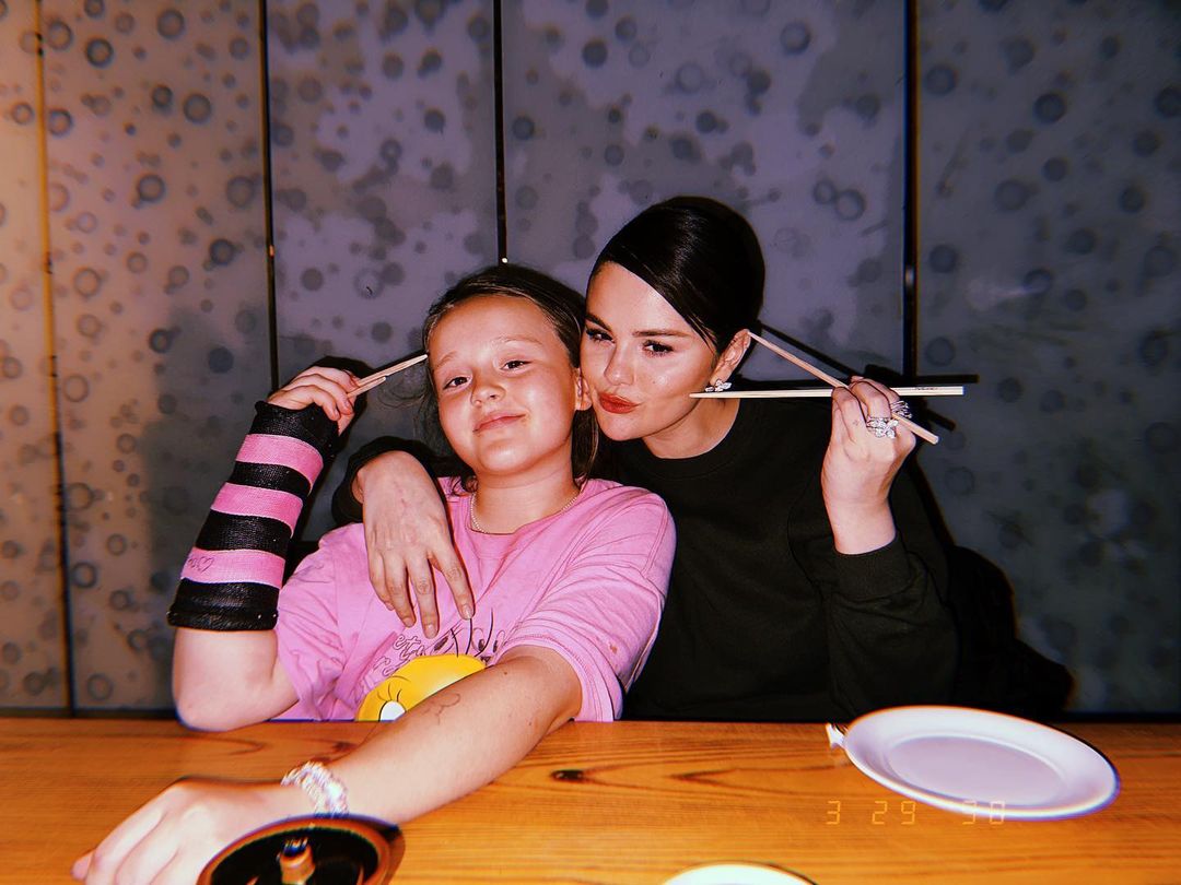 Hermosas disfrutando del mejor plan: una noche de hermanas 👭💖🌸 📸 ig #SelenaGomez