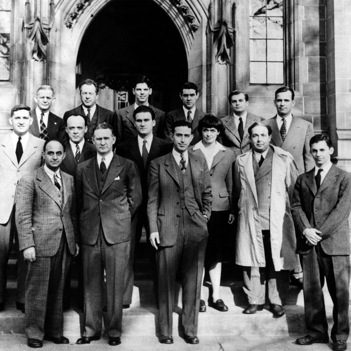 In April 1942, Enrico Fermi relocated to @UChicago Met Lab where he began planning the construction of the world's first man-made critical pile, Chicago Pile-1 (CP-1). Here he is (front row, left) with the CP-1 team. #ManhattanProject @MnhtnProjectNPS atomicheritage.org/history/chicag…