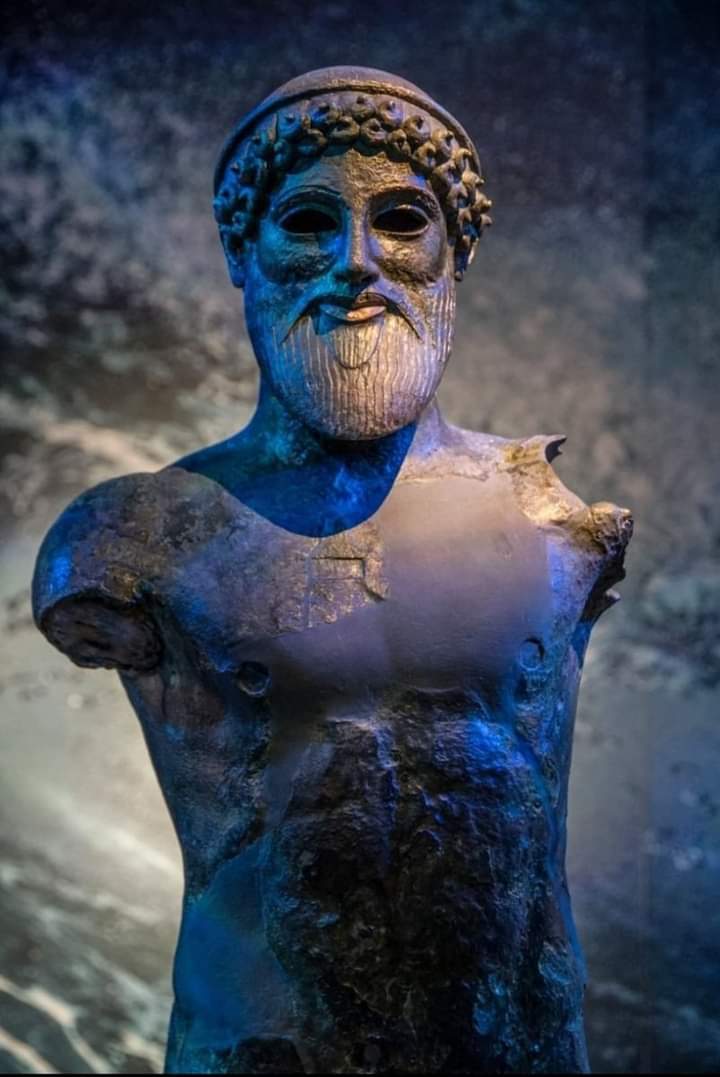 Bertarikh sekitar tahun 480 SM, patung Poseidon ini masih bagus. Kita bisa bayangkan skill pematung pada zaman itu. Oh iya, Poseidon adalah anak ke dua dari Kronos dan Rhea setelah Hades dan sebelum Zeus. Dia bersam Hades dan Zeus, membangun era baru pemeritahan dunia.