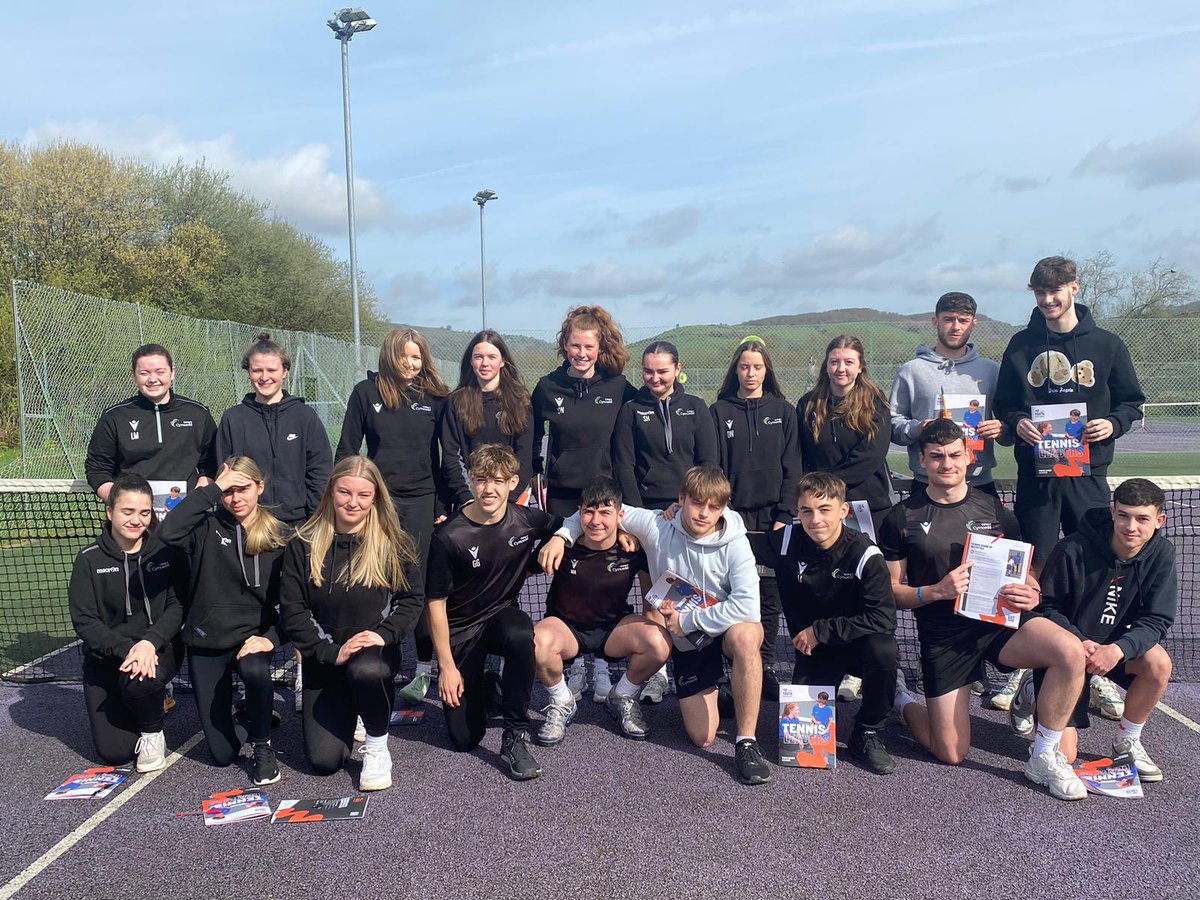 Huge thank you to the newly trained tennis leaders @CymoeddSport and the Head Coach of @CaerphillyLTC Jon.🎾 Diolch yn fawr iawn i'r aweinydd tennis- Coleg Y Cymoedd a Phrif Hyfforddwr y Clwb Jon. 🎾 @tenniswales @CaerphillyCBC @sportwales