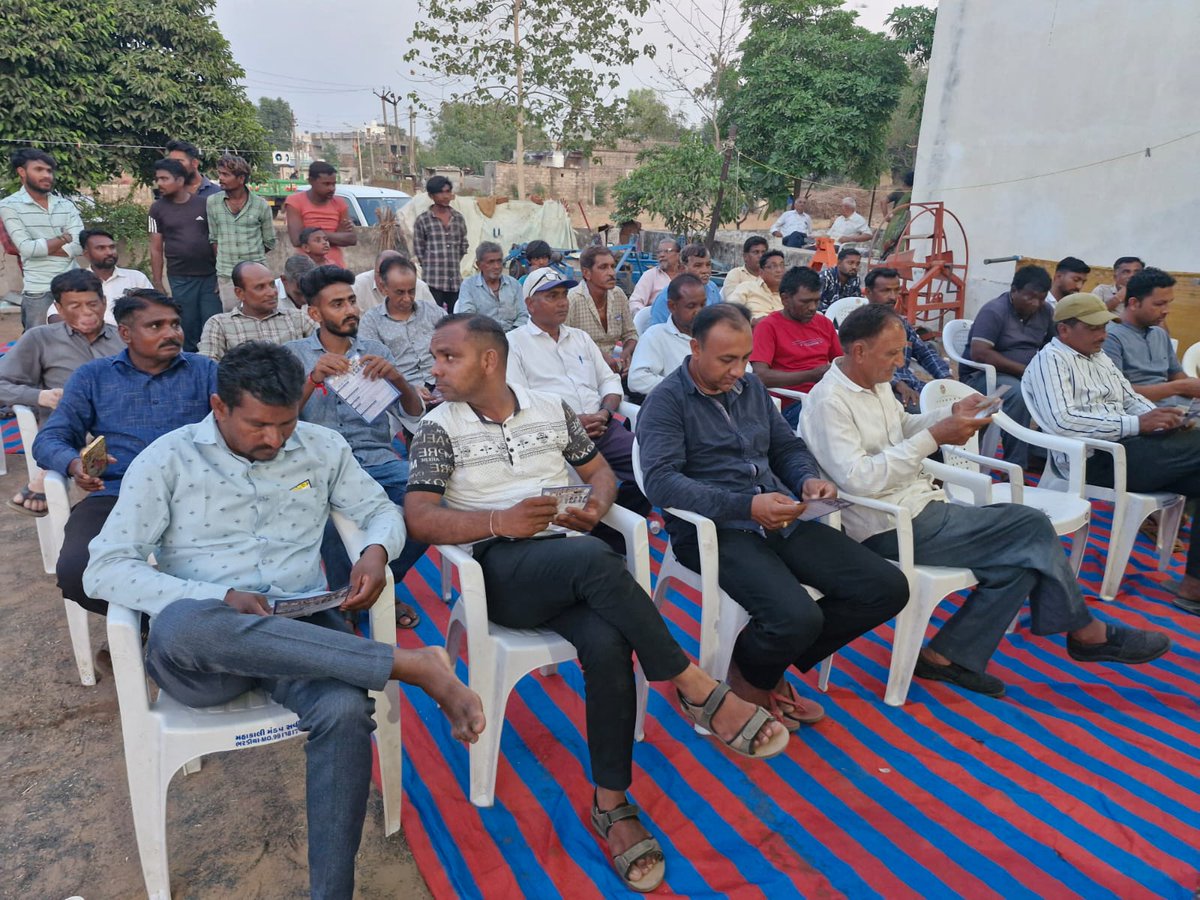 TusharAmarsinh1's tweet photo. સાબરકાંઠા જીલ્લાના તલોદ તાલુકામાં પુંસરી તથા તલોદ ગામે ગ્રામજનો સાથે સંવાદ કરી સાબરકાંઠા લોકસભા બેઠકના ભા.રા.કોં પક્ષના ઉમેદવાર તરીકે ૧૬ મી એપ્રિલના રોજ હિંમતનગર ખાતે ઉમેદવારી ભરવા ઉપસ્થિત રહેવા તેમજ તા.૭ મે ના રોજ કોંગ્રેસ પક્ષની તરફેણમાં જંગી મતદાન કરી જીતાડવા અપીલ કરી. https://t.co/ewxo4xz99w