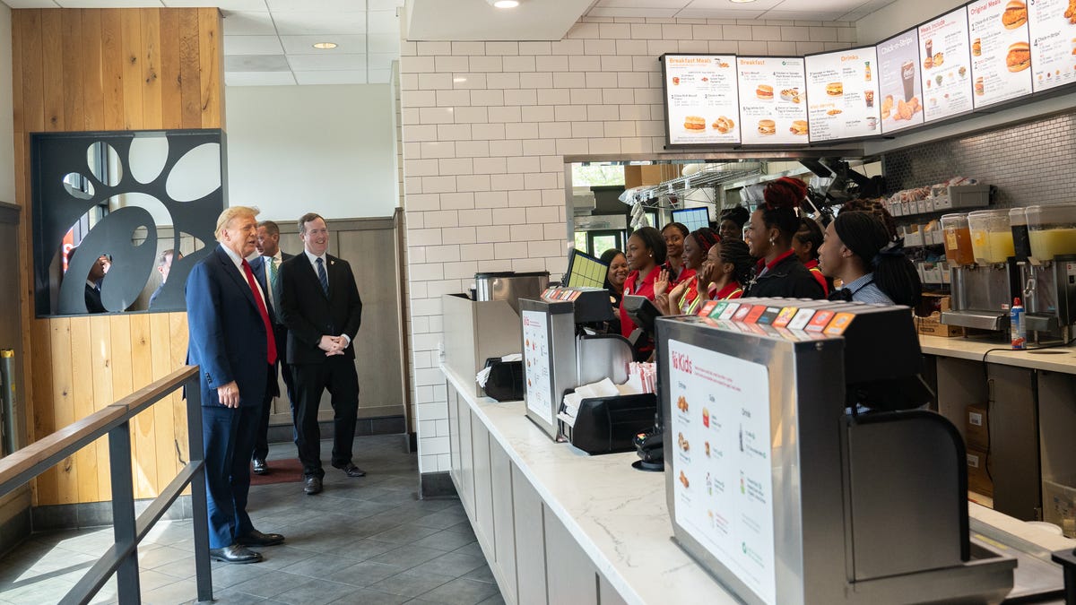 Can Donald Trump Win Over Black Voters By Buying Them Chick-fil-A? These Photos Are So Cringe dlvr.it/T5QZYH