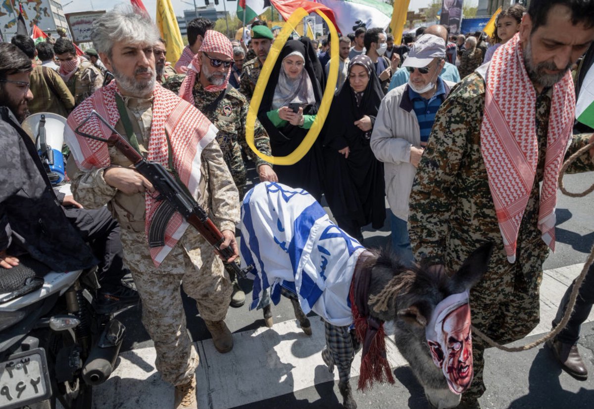 De ezel, voorstellende een domme Benjamin Netanyahu, zal inmiddels wel onder luid gejuich en geschreeuw demonstratief afgeknald zijn door de held links. Gefilmd door Fatima, met haar Apple Iphone.