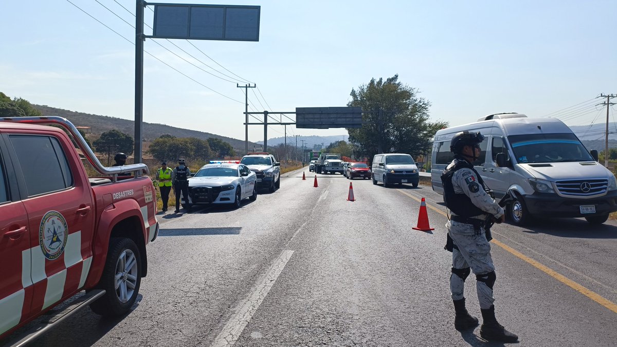 Conduzca con #precaución, los dos carriles de la carretera con sentido hacia Nogales están cerrados a la circulación mientras se realizan las labores.