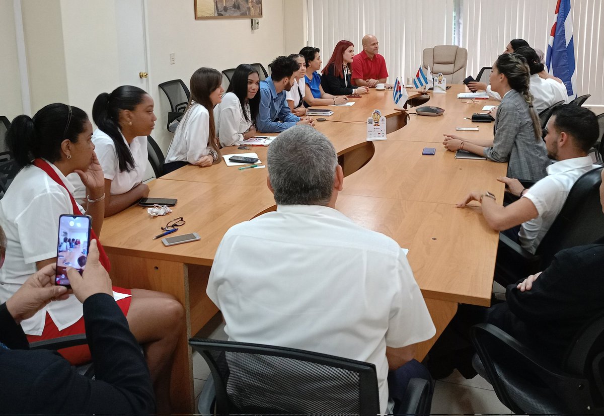 Compartimos con directivos y trabajadores de la sede central de Cubanacan. #Cuba #CDRCuba #GenteQueSuma