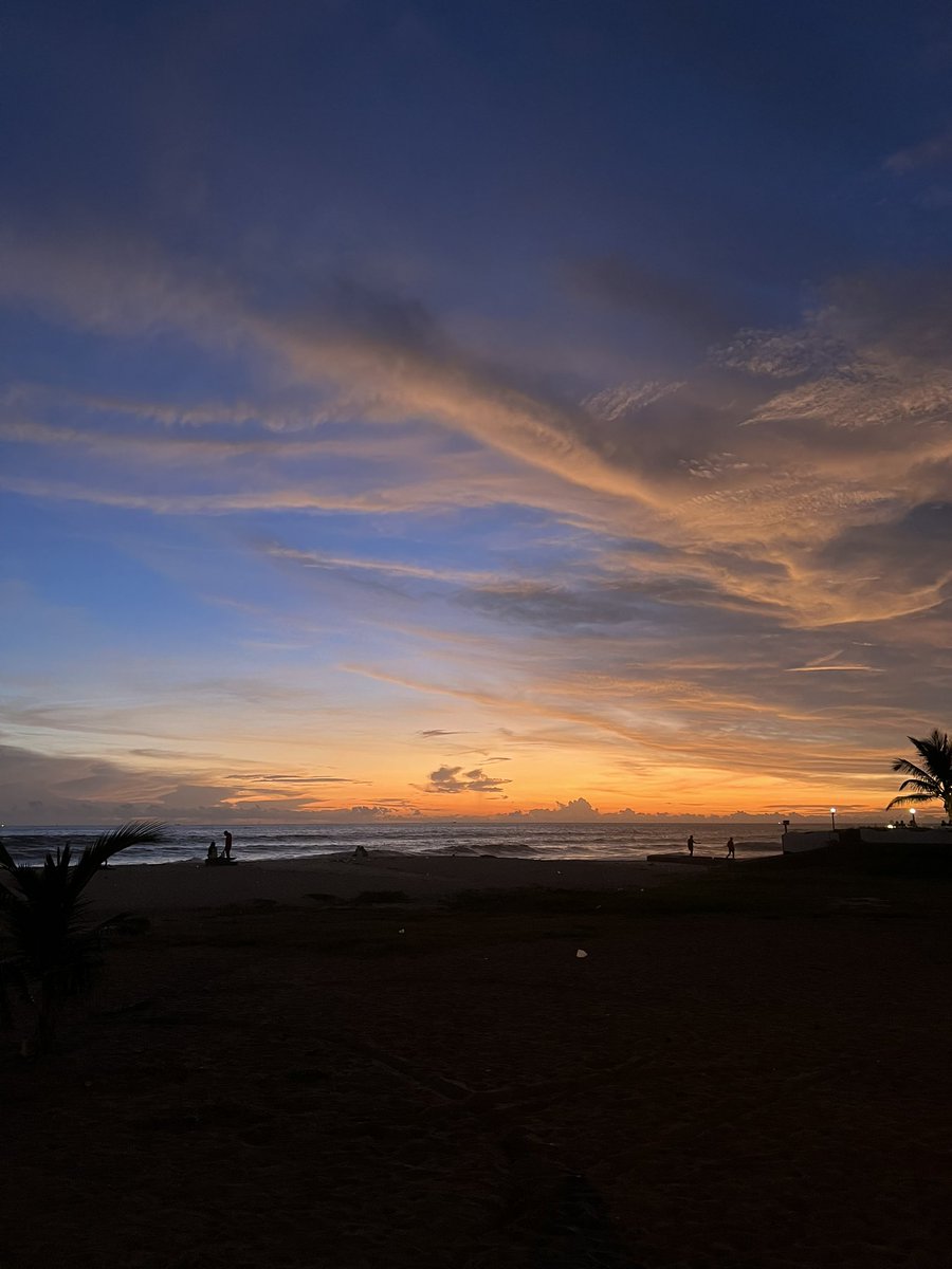 AtsiniJ's tweet photo. Une vue imprenable depuis Pointe Noire, où la mer rencontre la terre et le ciel dans une harmonie parfaite, témoignant des merveilles de la création divine.

#chezmoiauCongo https://t.co/Z0ZSG3kgD5