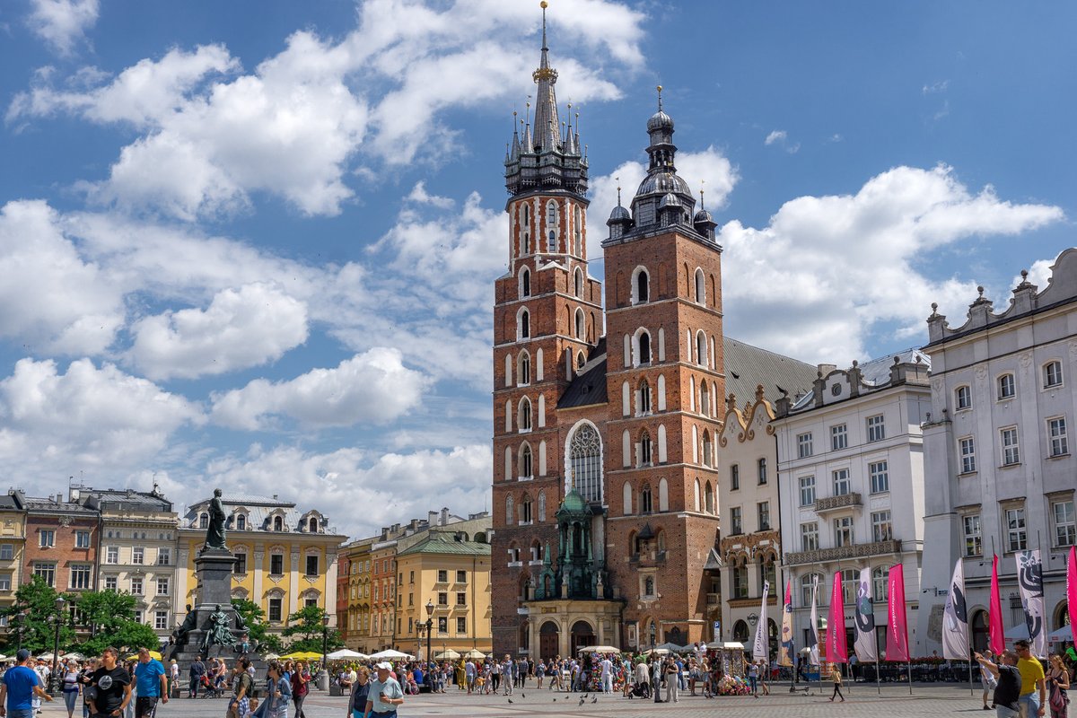 One is ruled by a dragon, and the other taken by hundreds of dwarfs... 🐉👑 Discover our two favorite cities in Poland 🇵🇱 Wroclaw ➡️ bit.ly/wroclaw_hlt Krakow ➡️ bit.ly/krakow_hlt #travelblogger #traveling #Poland