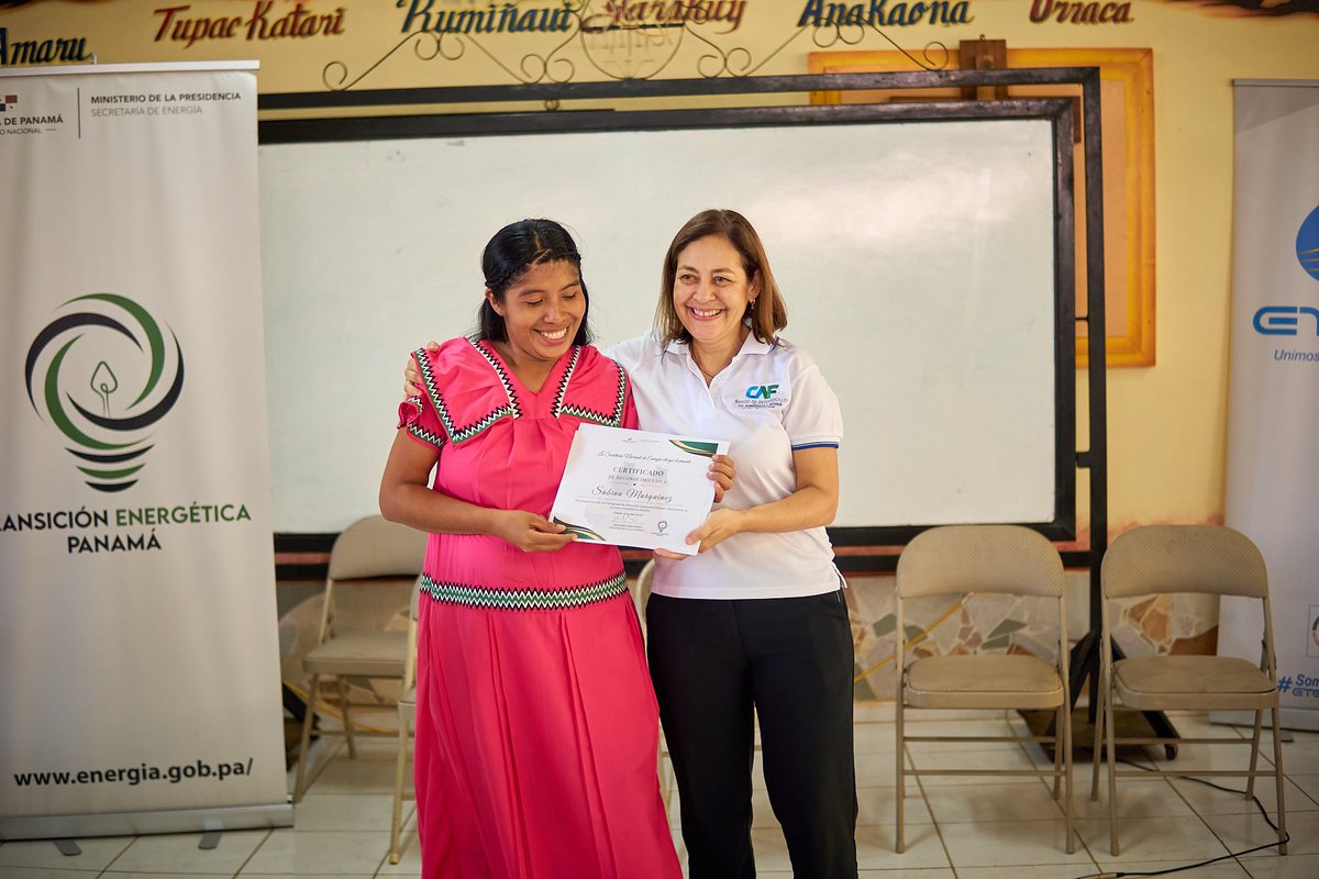 El 10 de Abril, 30 mujeres de la Comarca Ngäbe Buglé se graduaron como la tercera generación de Campeonas Solares. Estas mujeres han sido capacitadas en la instalación y mantenimiento de sistemas fotovoltaicos, convirtiéndose en líderes clave en la transición energética🔆⚡️