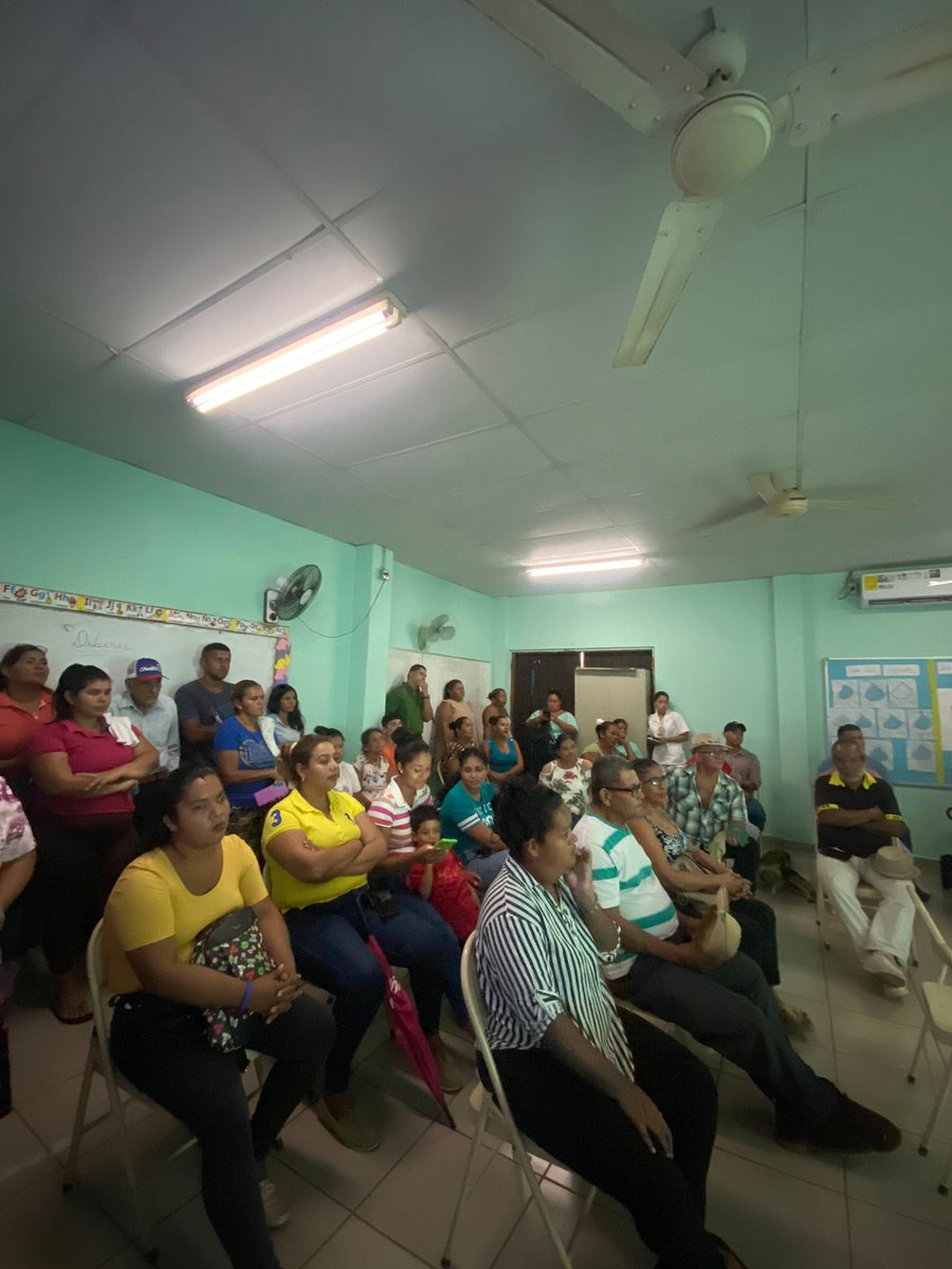 ¡Ayer fue un día de colaboración y compromiso! Nos reunimos con la comunidad de Las Lomas en David, Chiriquí para hablar sobre la Operación Solar y fomentar la inscripción como beneficiarios de sistemas fotovoltaicos. ¡regístrate aquí! [Enlace: bit.ly/BeneficiariosS…]