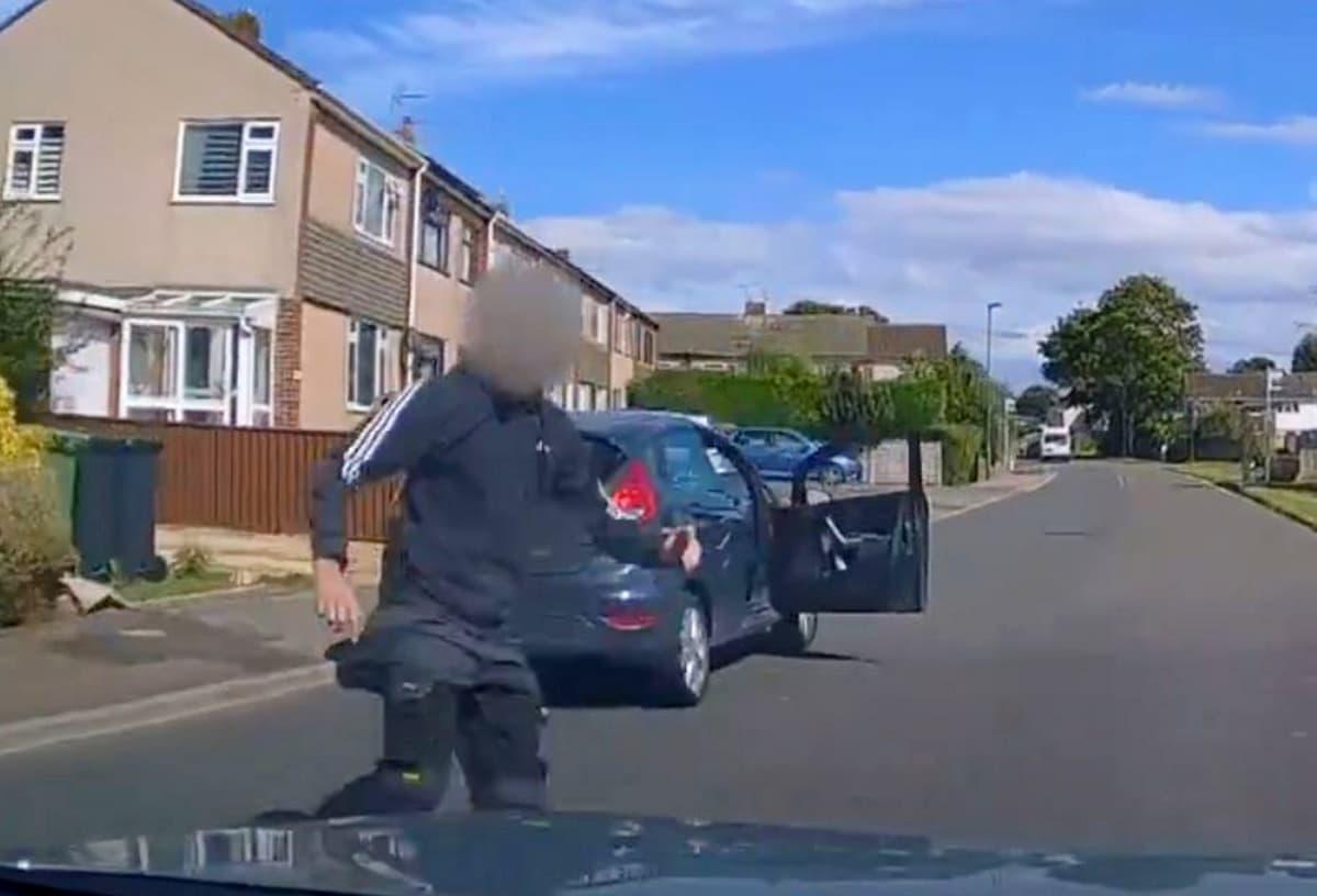 Watch the moment this road rage driver jumps out of his car and confronts a motorist blackpoolgazette.co.uk/read-this/road…