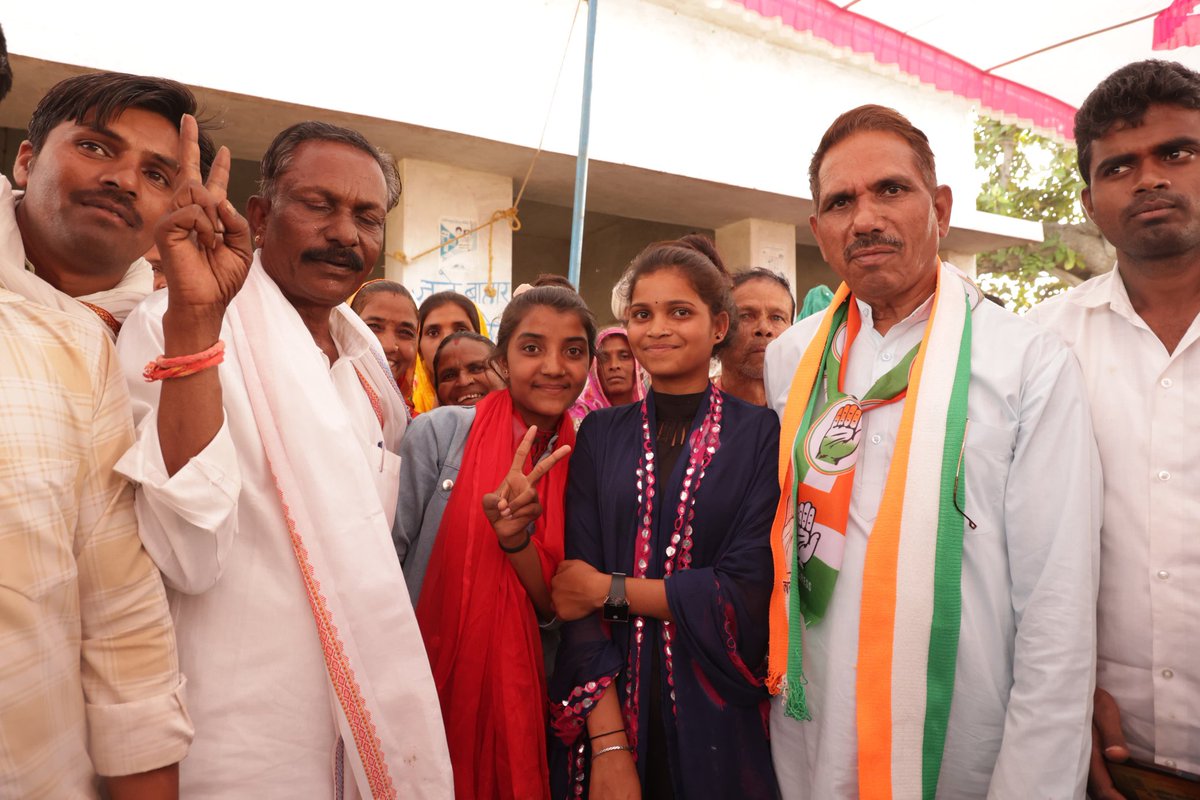ब्लॉक कांग्रेस कमेटी झाड़ोल द्वारा आयोजित कार्यकर्ता सम्मेलन को संबोधित किया और उदयपुर लोकसभा क्षेत्र के बेहतर भविष्य के लिए, जनता से कांग्रेस को वोट देने का आग्रह किया। 

हाथ बदलेगा हालात! ✋🏽🇮🇳
.
#udaipur #rajasthan #congress #loksabhaelection2024 #rajasthancongress