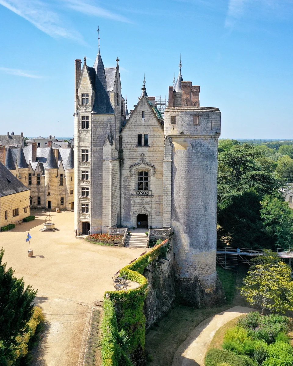 Le château de Montreuil-Bellay 😍. Nichée sur les hauteurs de la ville, cette forteresse est une merveille du patrimoine saumurois ! Crédits 📸 : ©️ @chateauxethistoire sur Instagram | Pierre Holley