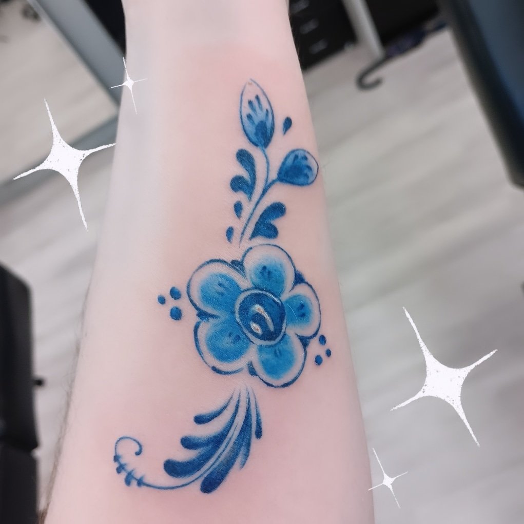 Icymi I got a new tattoo!! 💐💙 Its my first and I'm very very happy with it!!