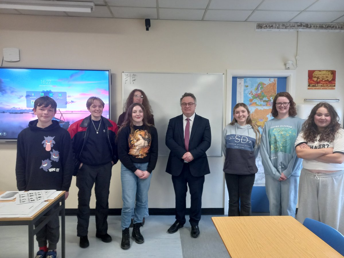 Great to talk this afternoon with students from @sullivan_upper politics society. Lots of topical questions on domestic and international challenges