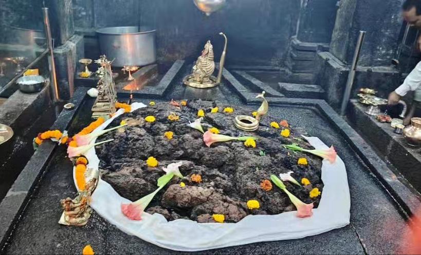 हर हर महादेव! आज पहाटे साताऱ्यातील प्रमुख देवस्थाना पैकी एक असलेल्या महाबळेश्वर येथे प्रभू महादेवाचे दर्शन घेत रुद्रअभिषेक केला. यावेळी महादेवाला संपूर्ण महाराष्ट्रभर असलेले दुष्काळाचे सावट निवारण्यासाठी साकडे घालत महाराष्ट्रासह सातारा जिल्ह्याच्या ह्या दुष्काळातून सुखरूप वाचव,…