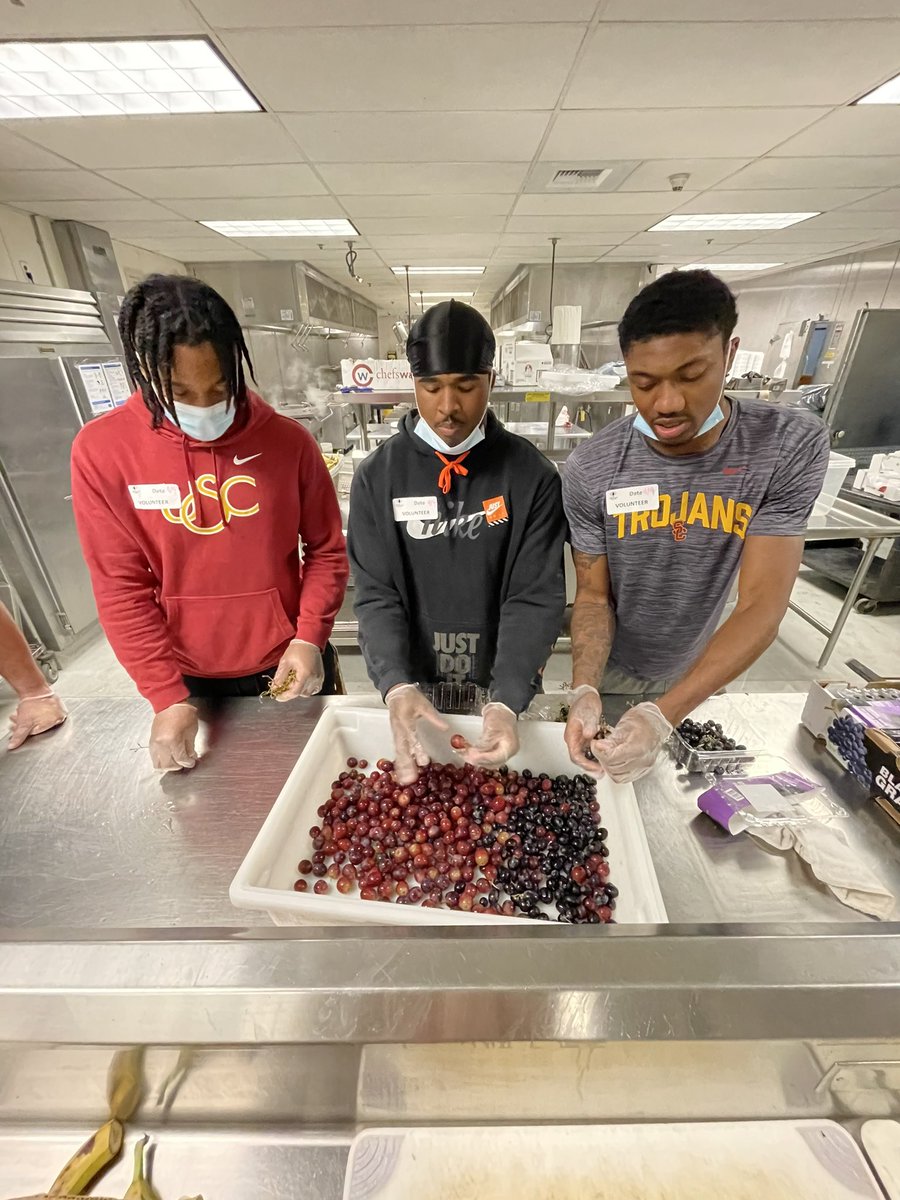 All about giving back 🫶 Some of our @uscfb student-athletes visited @midnightmission and lent their helping hands preparing meals and serving food to local homeless individuals ❤️ #FightOn | #HouseofVictory #NIL